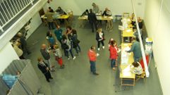 Votantes en la mesa electoral de la Casa da Cultura de Chantada en los comicios municipales del 2019