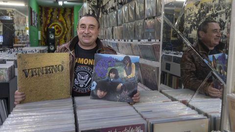 Yago Costoya regenta desde hace 30 aos la tienda Disco Precio, en Santiago de Compostela, que abri justo cuando Sony cerraba su ltima fbrica de vinilos