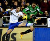 Javier Chica (derecha) lucha por un bal�n con Paco Monta��s en el partido de ayer.