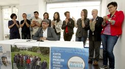 <span lang= es-es >Un equipo capitalino</span>. El pr�ximo alcalde de CA, Marti�o Noriega, considera que el equipo que regir� con �l los destinos de Compostela es el adecuado para la gesti�n de la ciudad capitalina por su capacidad y diversidad. Detr�s de �l, de pie y de derecha a izquierda, Concha Fern�ndez, Manuel Dios, Branca Novoneyra, Jorge Duarte, Mar�a Rozas, Marta Lois, Rafa Pe�a, Xan Duro y Mar�a Rozas. 
