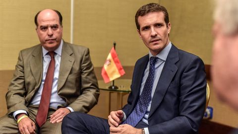 El opositor venezolano Julio Borges, junto a Pablo Casado