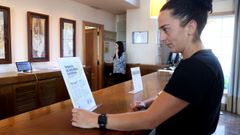 Primer da de la tasa turstica en Santiago. Una viajera se informa en el Hotel Los Abetos