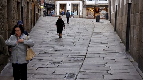 Vecinos y transentes se quejan del estado del enlosado en la calle de Agar