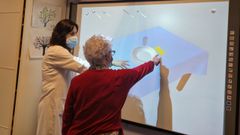 Silvia Loureiro, logopeda de Afal, en el taller en el que se emplea la aplicaci�n virtual creada por el CIS