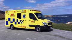Ambulancia medicalizada con base en Burela, que traslad� al herido