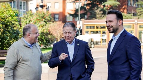 El secretario general del PP, Miguel Tellado, conversa con el alcalde de Oviedo, Alfredo Canteli, y el presidente del PP de Asturias, �lvaro Queipo, a su llegada al Congreso Local del PP de Oviedo