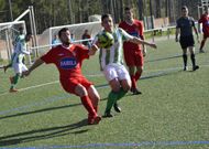 El jugador del Monte Louro Isma (de rojo) disputando un bal�n al carnotano Ra�l ayer en Lomb�ns. 