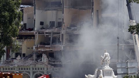 Rescatistas y bomberos trabajan en el lugar luego de que una explosin destruyera el Hotel Saratoga, en La Habana, Cuba.