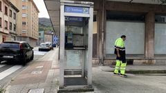 Cabina de tel�fono ubicada en El Entrego