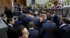 El f�retro con los restos mortales de Isidoro �lvarez, llegando ayer a la iglesia de San Gin�s, en Madrid, donde fue enterrado. 