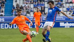 Folch disputa un bal�n en el Oviedo-Lorca