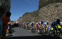 El pelot�n dio un paso por la Ronda da Muralla durante la etapa del 2006. 