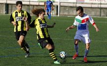 El larach�s Pablo Vidal en una jugada ante dos jugadores del Bertamir�ns. 