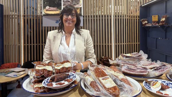 Maria Carmen es una veterana de la feria, en la que vende y promociona sus embutidos de Suarna