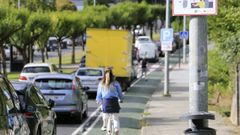 Una usuaria en el tramo del carril bici en la Ronda do Carme