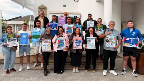 Foto de familia de gobierno local y entidades de Oroso que organizan once propuestas de conciliaci�n para este verano