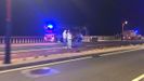 Los bomberos, la pasada medianoche en la zona de Os Pelamios para rescatar al jugador,que se cay desde el paseo martimo.