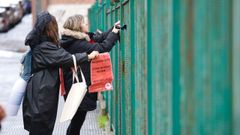 Cuelgan crespones negros en el CEIP Esteiro durante la marcha f�nebre por la educaci�n p�blica en Ferrol.