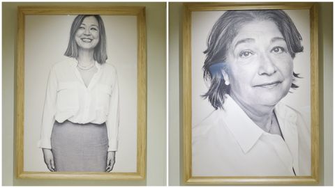 A la derecha: Niyoe Sudo, miembro del equipo comercial de Zara Mujer en Arteixo. Se incorporó a Zara en 1998 como «product manager» de Woman y participó en la expansión en Asia con la apertura de la tienda en Sibuya. A la izquierda: Pilar Pan (patronista), se incorporó a Zara en 1975 y comenzó a trabajar como patronista en Zara Women (la cadena mimada de Amancio Ortega) en Arteixo. Este año, como la tienda de Juan Flórez, celebra 50 años en la compañía.