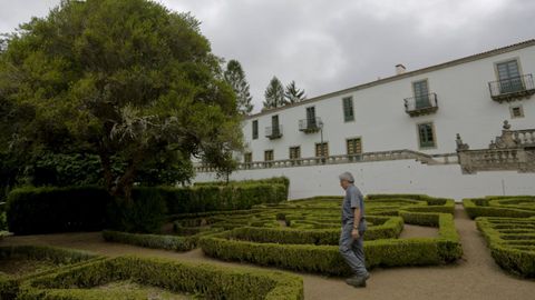 La temporada de verano en el Pazo de Marin se extiende del 1 de julio al 15 de septiembre, perodo en el que se podr visitar todos los das. Al interior solo se podr acceder con visita guiada, a las 11.00, 11.45, 12.30, 13.15, 14.45, 15.30, 16.15, 17.00, 17.45, 18.30 y 19.00 horas. Los jardines se podrn visitar libremente durante todo el da (ms informacin en el 673050399).