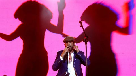 Juan Luis Guerra se hizo enseguida con el p�blico de Sanxenxo, que llevaba un a�o esperando por el concierto del dominicano.