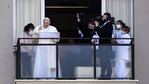 El papa sali al balcn del hospital para cumplir con el rito dominical del ngelus.