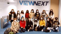 Varias de las alumnas asistentes al campamento, en su visita a la sede de la empresa Viewnext
