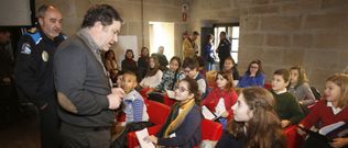 El jefe de la Polic�a Local y el alcalde charlan con ni�os de los Cami�os Escolares antes del acto de ayer en la Casa das Camp�s. 