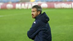Rub�n Dom�nguez, en el banquillo del Pontevedra  en un partido de la temporada pasada