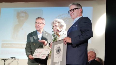 Mari?a Dolores Palacios, recogiendo el premio.
