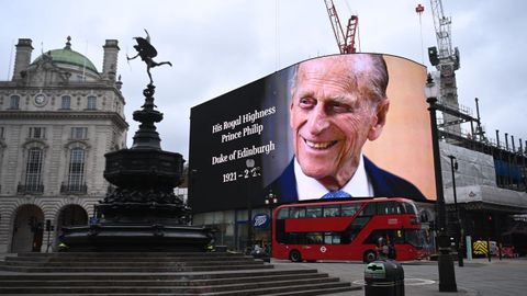 Una pantalla gigante en Picadilly Circus, en Londres, mostraba ayer una imagen en recuerdo del prncipe de Edimburgo