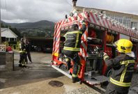 Los bomberos de Viveiro apagaron el fuego, junto con la polic�a.