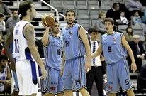 Adri�n Laso, en el centro, entre �lex L�pez y Adri�n Chapela.