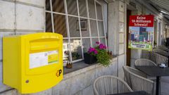 Cartel del referendo de la iniciativa de�Uni�n Democr�tica de Centro (UDC)� No a los 10 millones�, en Aarberg, Suiza.