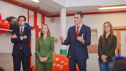 Pedro Snchez durante su visita a la escuela infantil Casa de los Nios de Getafe, junto a los ministros Pilar Alegra y scar Lpez y la alcaldesa del municipio madrileo, Sara Hernndez.