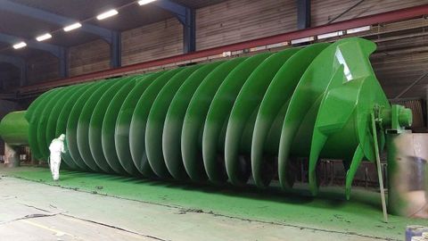 Un operario de la empresa fabricante finaliza la pintura de uno de los dos hidrotornillos