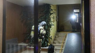 Los bomberos, en el interior del edificio.