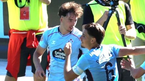 Quique Ribes, con Pablo Meix�s, celebrando el tercer gol del Celta Fortuna ante el Europa.