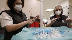 Enfermeras cargan las jeringuillas para vacunar en el Hospital P�blico A Mari�a de Burela