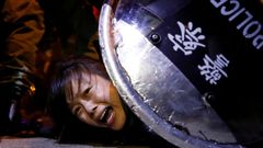 Los antidisturbios detuvieron a los manifestantes que protestaban ante una comisara Mong Kok, a las afueras de Hong Kong