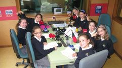 M�s grupos participan en el concurso escolar de teatro le�do del FIOT. Esta semana, en Radio Voz, se emiti� la obra �Aventuras e desventuras dunha espi�a de toxo chamada Berenguela�, del grupo As Teloneiras, del CPR Artai.