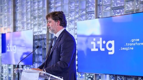 Carlos Calvo, director general de ITG, con la nueva imagen a sus espaldas