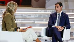 El lendakari, Imanol Pradales, conversa con Iratxe Llarena