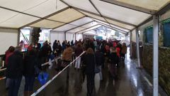 Colas este martes por la tarde para participar en el cribado en el centro de salud de Arcade, en Soutomaior