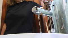 Una vecina abre un grifo de agua en Ares.