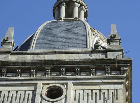 La cubierta de pizarra fue revisada ayer para reponer las tejas de pizarra lo antes posible. 