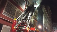 El veh�culo escalera de los bomberos durante la extinci�n de un incendio en la calle Mar�a en el 2018