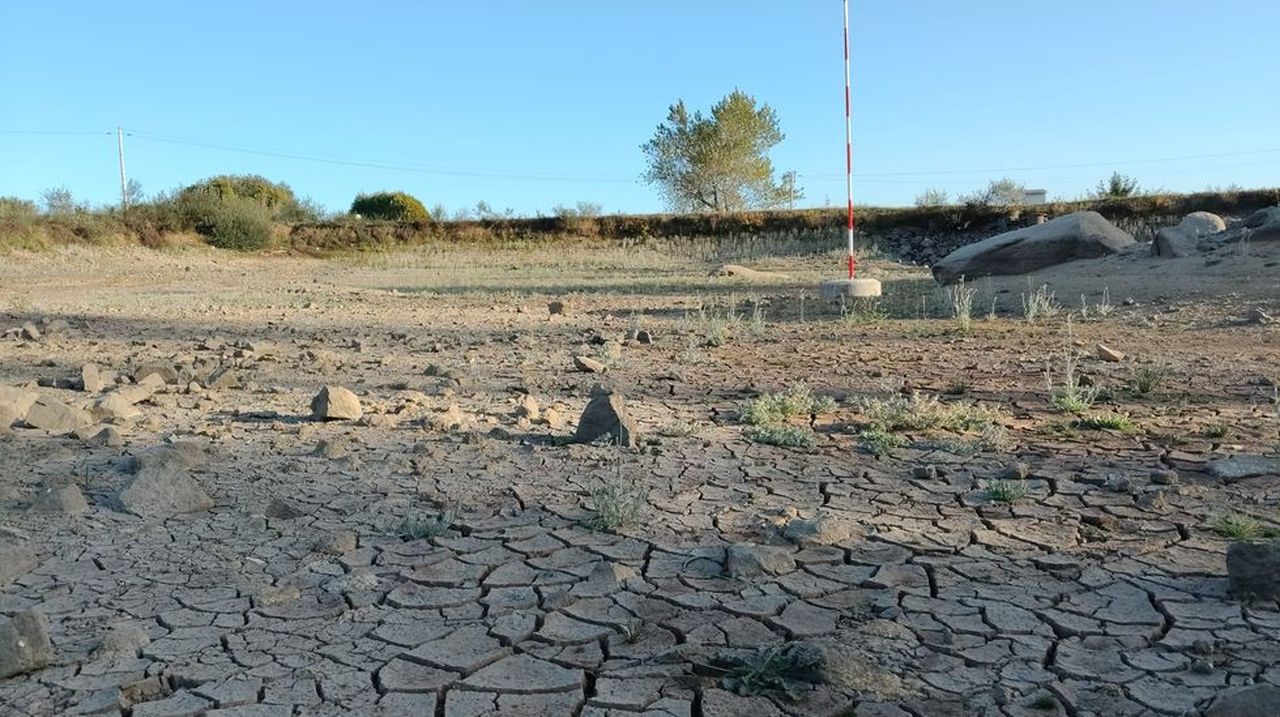 Numerosos vecinos de la urbanización de Xalo siguen sin agua desde el 21 de agosto