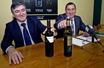 V�zquez -izquierda- y Est�vez presentaron ayer la operaci�n en la sede de Vi�a Almirante.