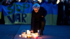 Una mujer enciende unas velas durante las protestas contra la guerra en Suiza.